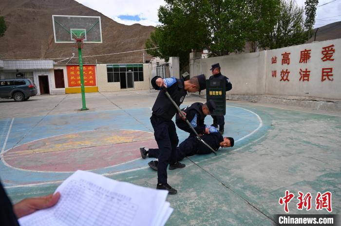圖為移民管理警察進(jìn)行警務(wù)技能考核?！≮w朗 攝