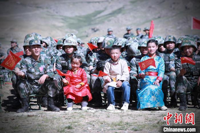 圖為駐地小朋友參加此次活動?！?普布扎西 攝