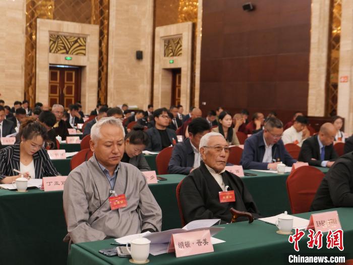 圖為西藏自治區(qū)各族各界慶祝中國(guó)共產(chǎn)黨成立100周年座談會(huì)現(xiàn)場(chǎng)?！≈x牧 攝