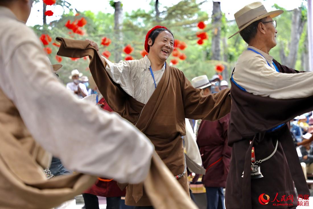 拉薩市民在宗角祿康公園跳鍋莊舞。人民網(wǎng) 次仁羅布攝
