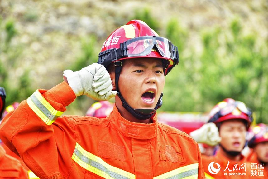 消防指戰(zhàn)員重溫入隊(duì)誓詞。人民網(wǎng) 李海霞 攝