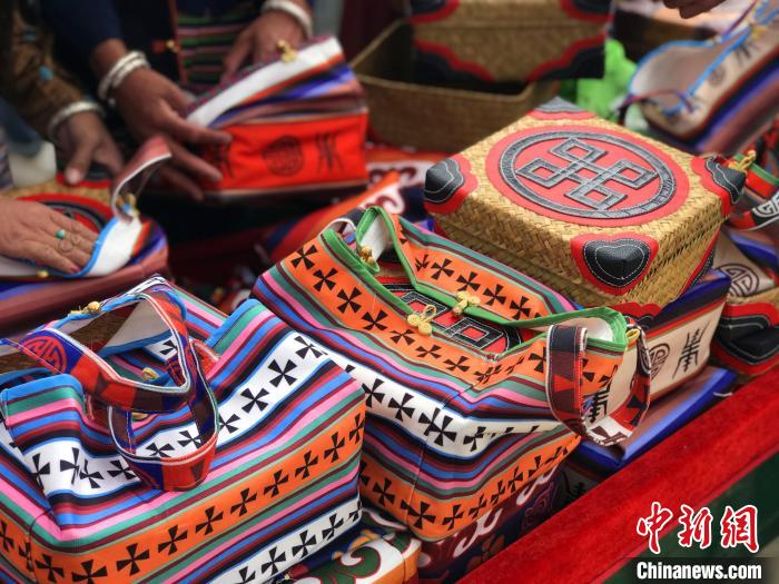 圖為打隆物交會(huì)上售賣的民族手工藝品?！∪轿木?攝