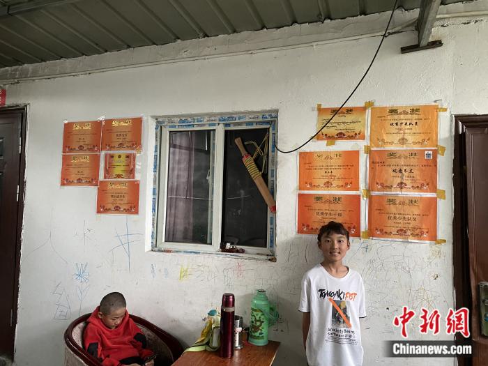 周勁名的大女兒和她獲得的獎(jiǎng)狀。彭寧鈴 攝