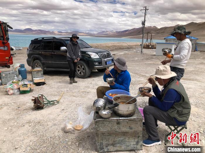 在“世界屋脊”上作業(yè)，中國科考隊(duì)員衣、食、住、行有何特色？