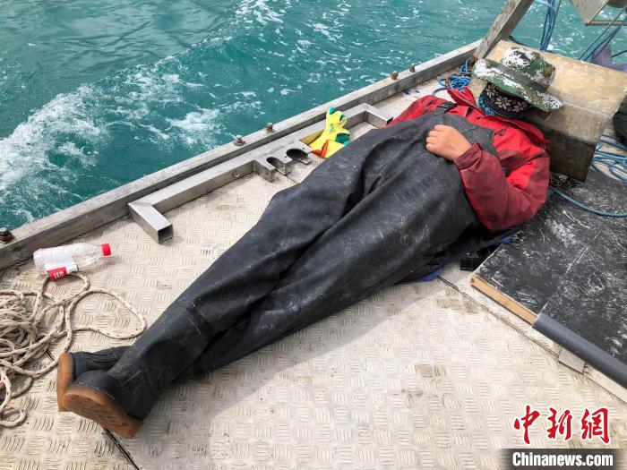 科考隊(duì)員在高原湖泊的鉆探平臺上累了臨時(shí)就地休息?！?lt;a target='_blank' ><p  align=