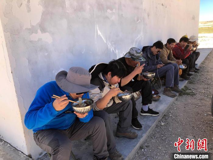科考隊(duì)員在高原湖泊岸邊進(jìn)餐。　<a target='_blank' ><p  align=