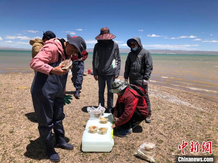 科考隊(duì)員在高原湖泊岸邊進(jìn)餐?！?lt;a target='_blank' ><p  align=