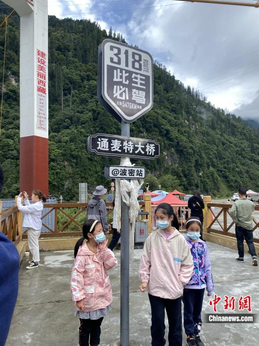 游人在通麥特大橋拍照打卡。彭寧鈴 攝