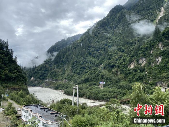 險(xiǎn)山急流中的兩座橋。彭寧鈴 攝