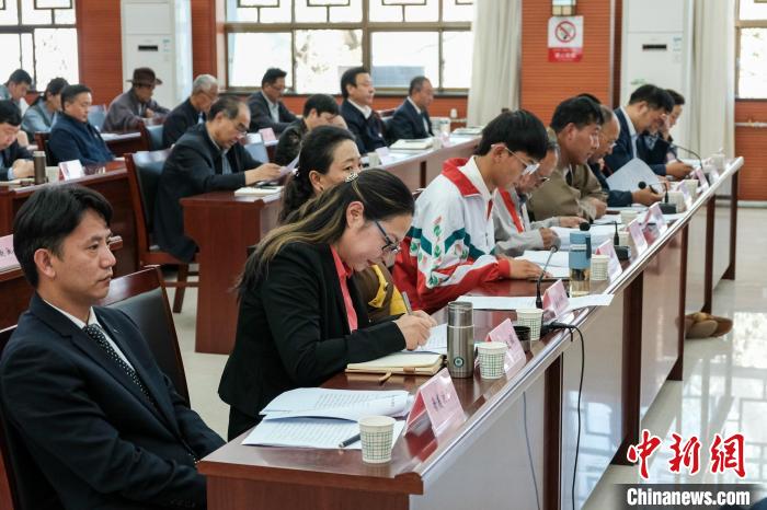 圖為8月10日座談會現(xiàn)場，左一為歸國定居藏胞晉美次旦?！〗w波 攝