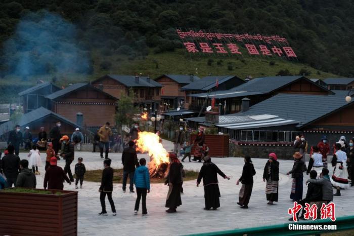 圖為8月5日，玉麥鄉(xiāng)民眾在鄉(xiāng)里跳鍋莊舞，從前的“三人鄉(xiāng)”熱鬧起來(lái)了。 <a target='_blank' ></p><p  align=