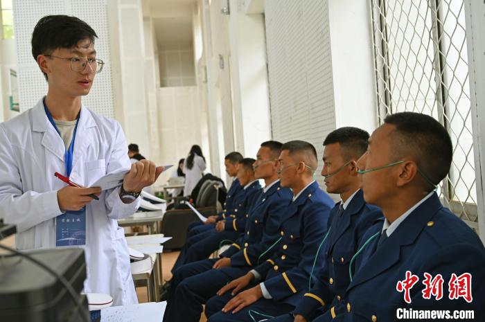 圖為研究團隊成員登記消防員信息?！≮w朗 攝