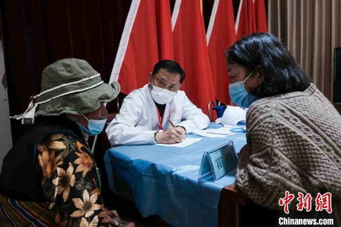北京大學(xué)第一醫(yī)院教授、主任醫(yī)師霍勇在義診現(xiàn)場(chǎng)接診?！〗w波 攝