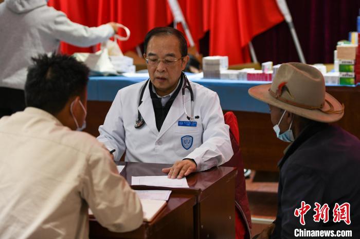 北京大學(xué)人民醫(yī)院心臟中心副主任、博士生導(dǎo)師王偉民為農(nóng)牧民問診?！〗w波 攝