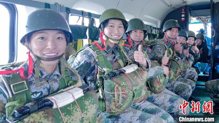 圖為女兵們?cè)谥鄙龣C(jī)上準(zhǔn)備跳傘。　王述東 攝