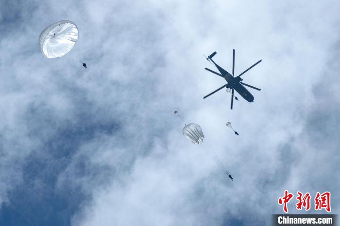 圖為傘降女兵在空中開(kāi)傘。　王述東 攝