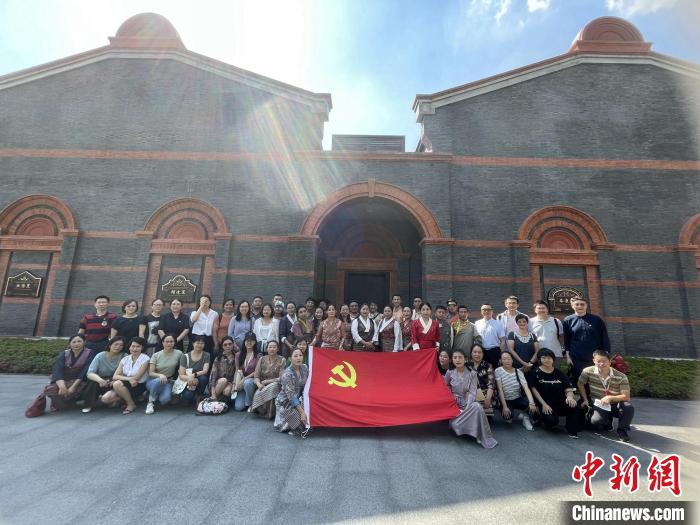 參觀中共一大、二大會(huì)址，學(xué)員們回顧了中國(guó)共產(chǎn)黨百年大黨的革命歷程?！∪A東師大供圖