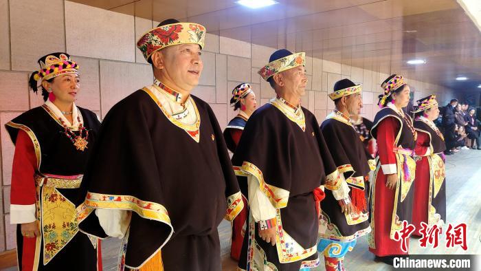 圖為西藏老年舞蹈隊在后臺準(zhǔn)備上場。　貢桑拉姆 攝