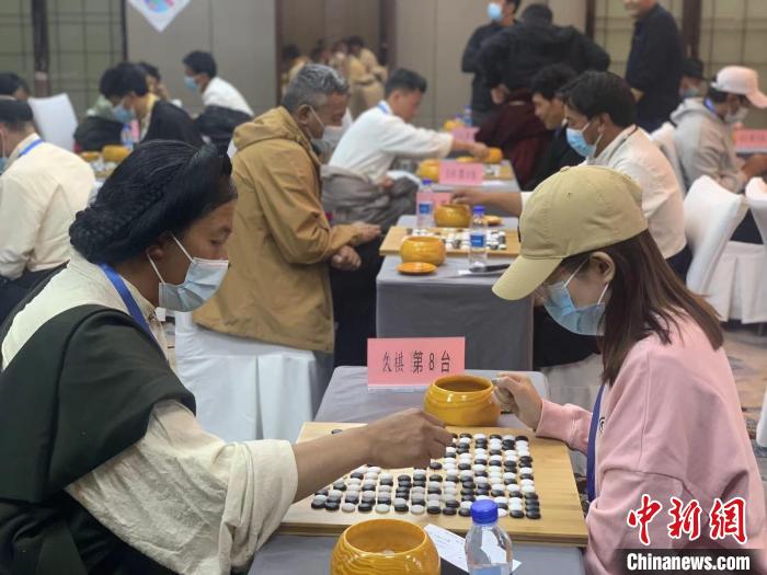 圖為參賽選手正在進(jìn)行藏棋對(duì)弈?！≈x牧 攝