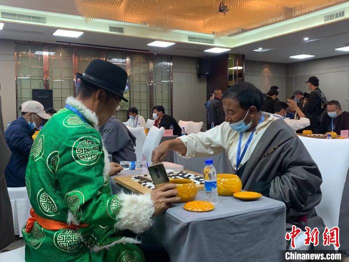 圖為參賽選手正在進(jìn)行藏棋對(duì)弈?！≈x牧 攝