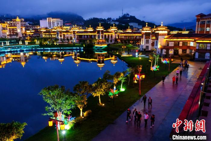 圖為2021年5月18日，西藏自治區(qū)墨脫縣城入夜，昔日的“高原孤島”如今面貌一新?！〗w波 攝
