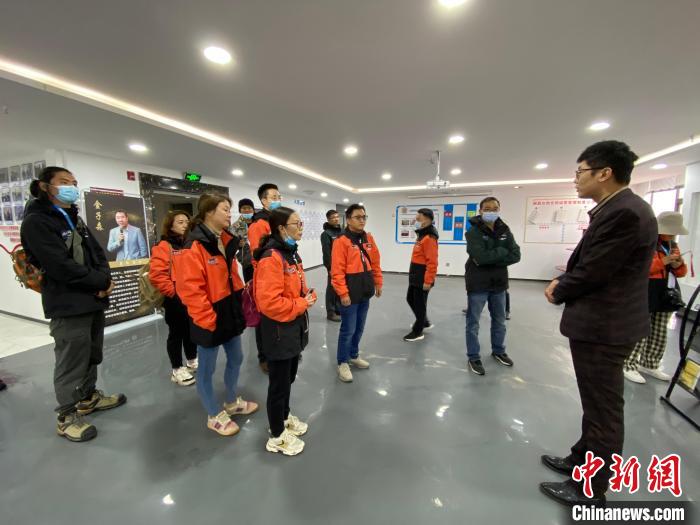 圖為2021瀾湄萬(wàn)里行中外媒體在昌都新區(qū)采訪。　李江寧 攝