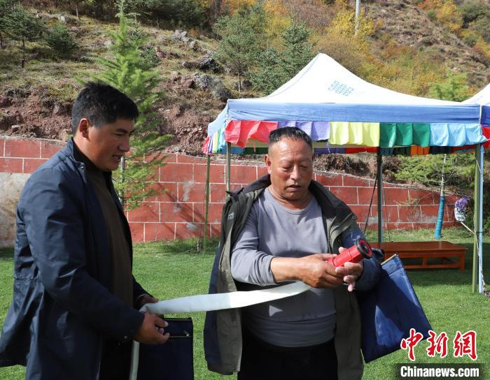圖為護(hù)林員操作體驗(yàn)滅火裝備?！〔际猩窒乐ш?duì) 供圖