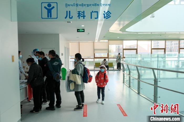 圖為兒科義診接診現(xiàn)場。　江飛波 攝
