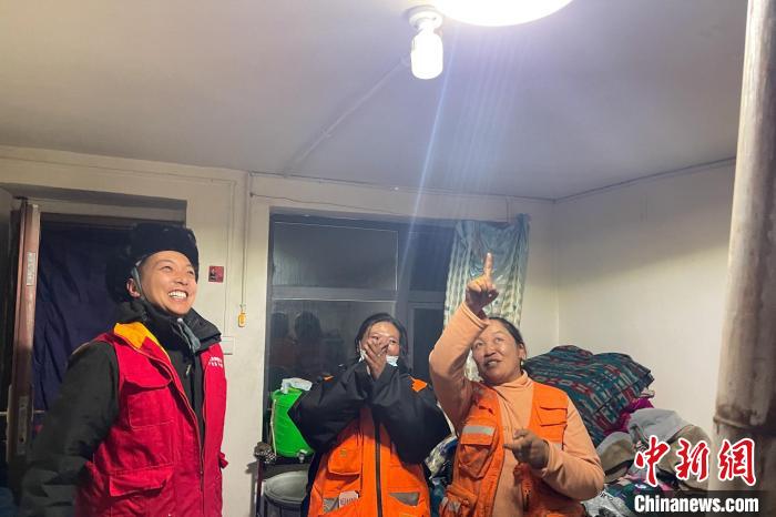 青藏公路109道班接入大網電?！?閆昱翰 　攝