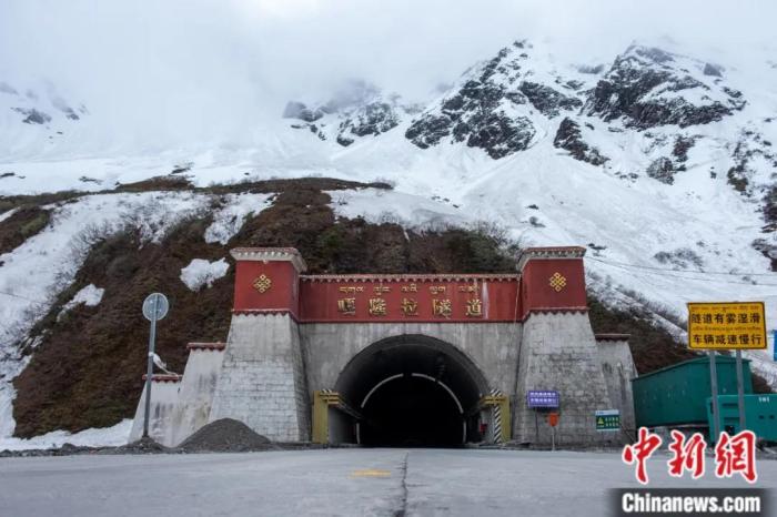 墨脫公路控制性工程——嘎隆拉隧道。上方為嘎隆拉雪山，曾是進(jìn)入墨脫最大的“攔路虎”。
