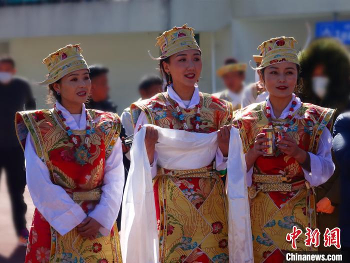 圖為身著節(jié)日盛裝的藏族姑娘?！∪轿木?攝