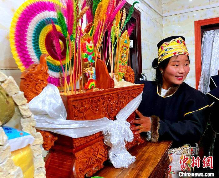 圖為藏族姑娘端著吉祥切瑪?！∪轿木?攝