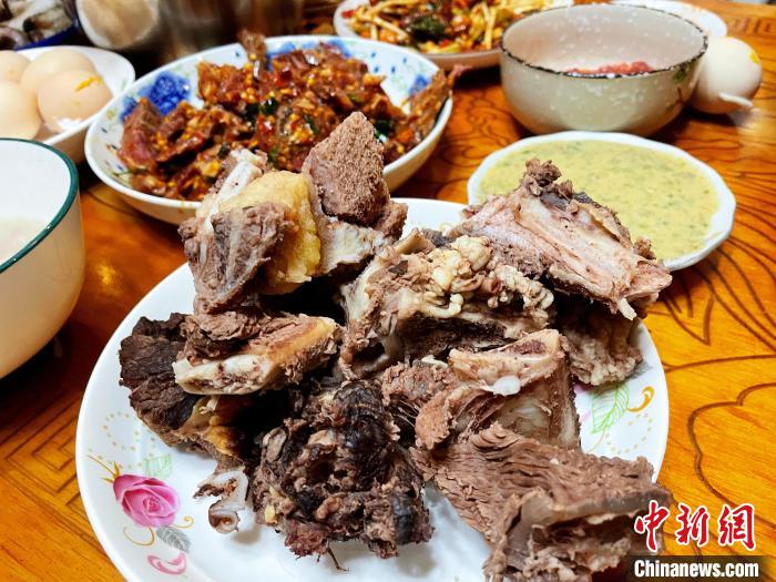圖為除夕之夜的大餐?！∪轿木?攝