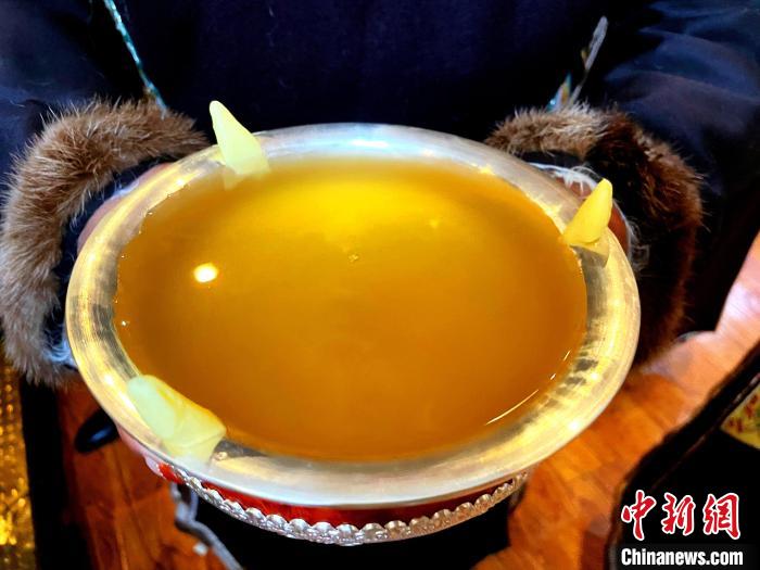 圖為青稞酒?！∪轿木?攝