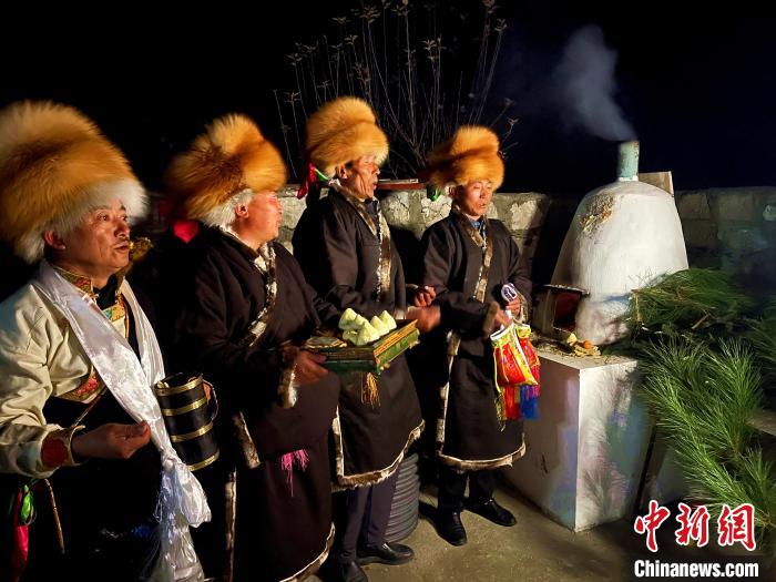 圖為除夕之夜進(jìn)行的驅(qū)鬼儀式?！∪轿木?攝