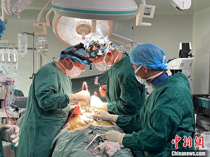 圖為在北京援藏醫(yī)療隊專家指導下，多項新技術使用到脊柱疾病的手術中。(資料圖) 拉薩市人民醫(yī)院脊柱外科供圖