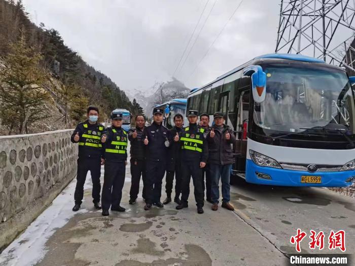 救援成功后，司機(jī)們與邊境派出所民警合影?！±罱ǚ?攝