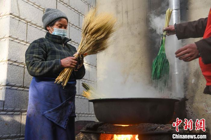 圖為拉薩手藝人制作年貨“羅薩梅朵”?！∝暩聛硭?攝