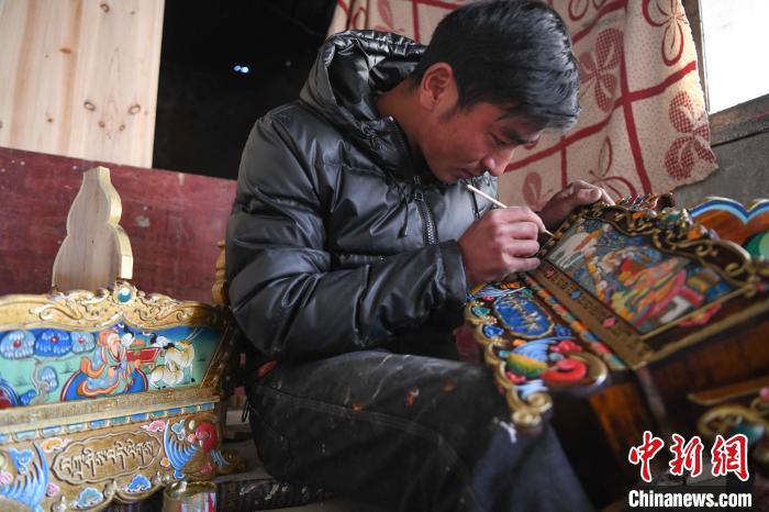 圖為拉薩手藝人制作年貨“切瑪盒”。　貢嘎來松 攝