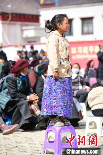圖為觀看節(jié)目的小女孩?！∝暩聛?lái)松 攝