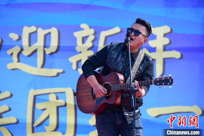 圖為文藝匯演現(xiàn)場(chǎng)。　貢嘎來(lái)松 攝