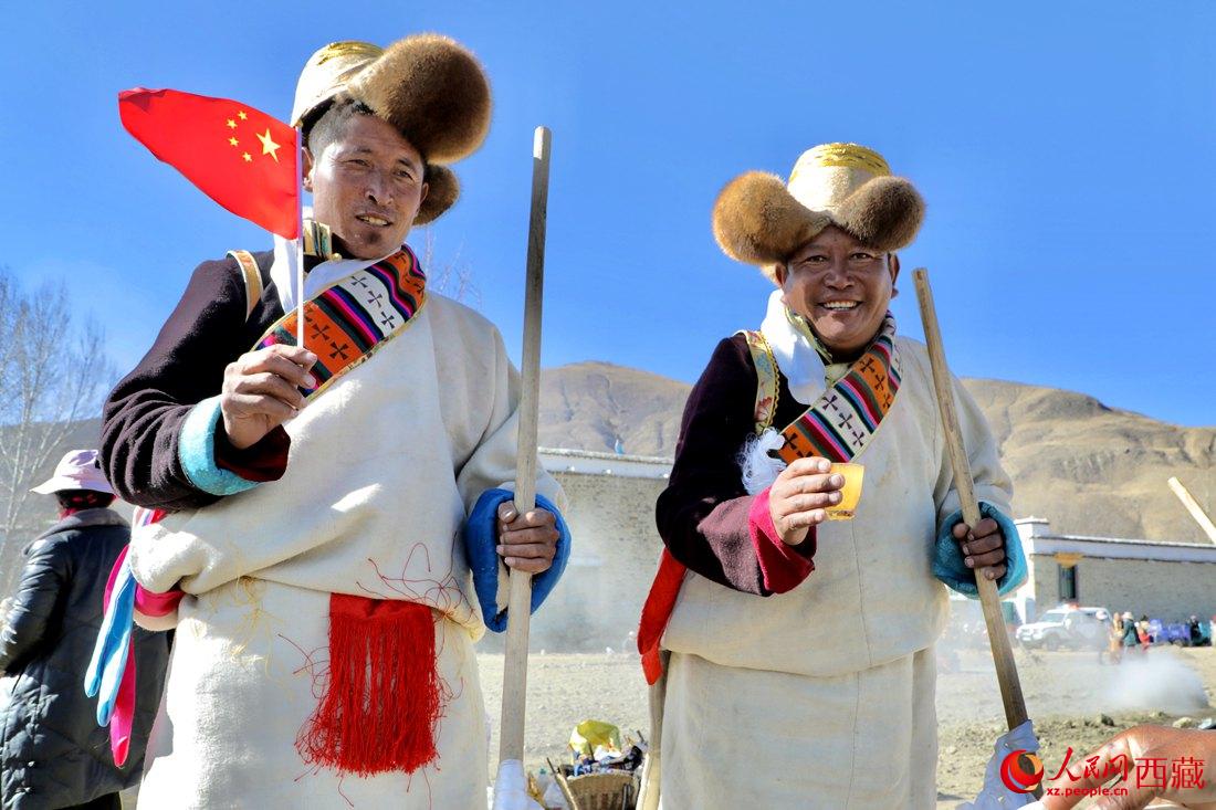 互敬青稞酒，祈福一年的豐收。人民網(wǎng) 次仁羅布攝