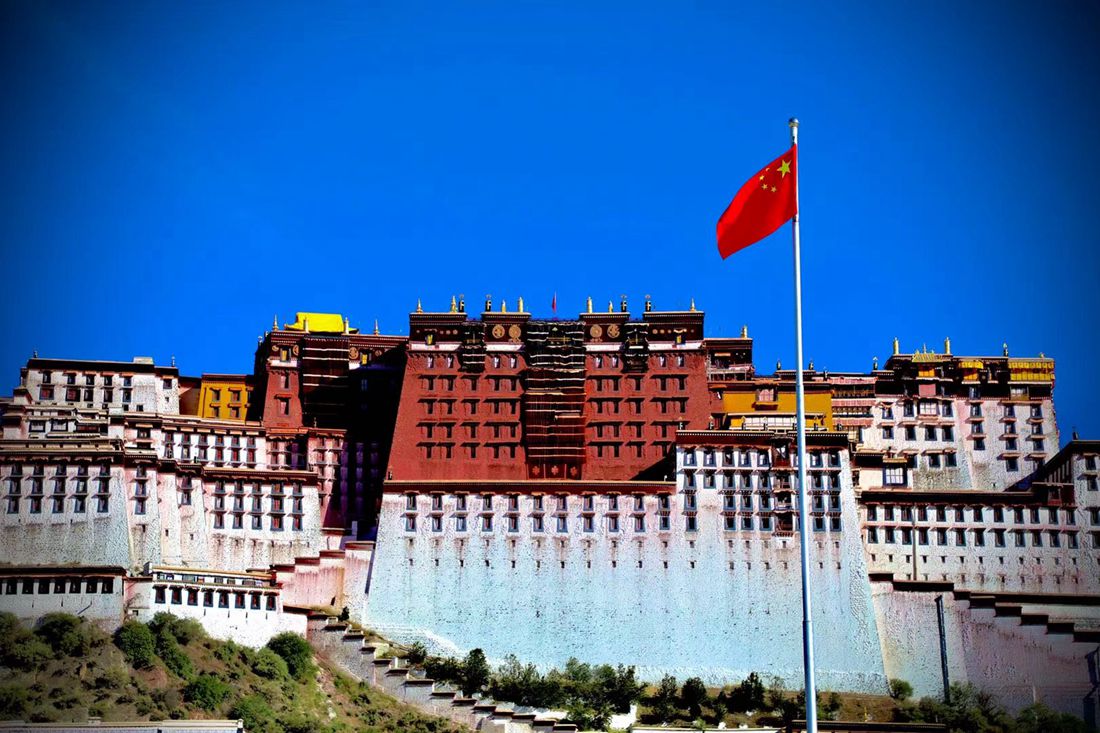 五星紅旗迎風(fēng)飄揚(yáng)。人民網(wǎng) 次仁羅布攝