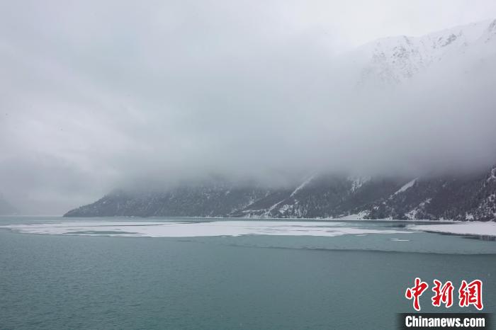 然烏湖春雪飄落。　冉文娟 攝