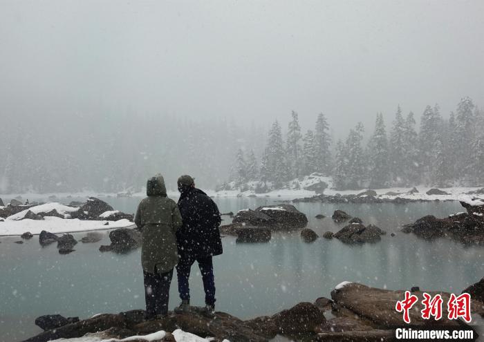 游客欣賞雪中然烏湖?！∪轿木?攝