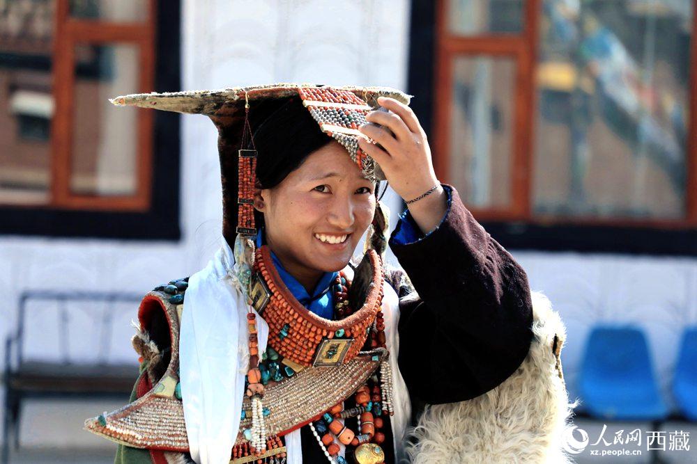 身著“飛天服飾”的普蘭少女。人民網(wǎng) 李海霞攝