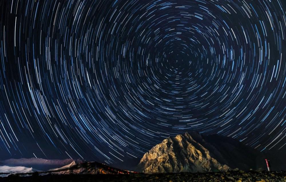 微微風(fēng)簇浪，散作滿(mǎn)河星。貢覺(jué)群培攝