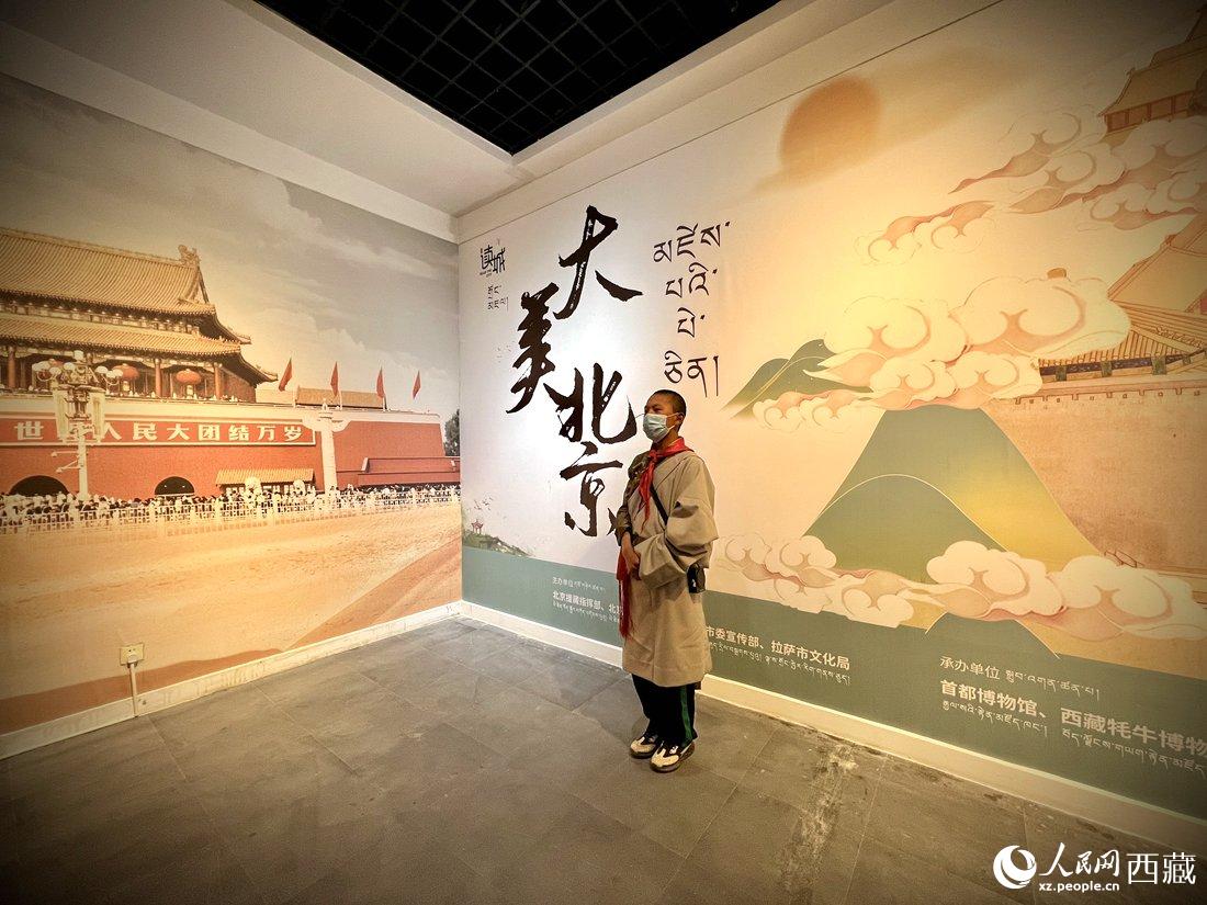 拉薩市北京實(shí)驗(yàn)中學(xué)的學(xué)生講解員進(jìn)行講解。人民網(wǎng) 次仁羅布攝