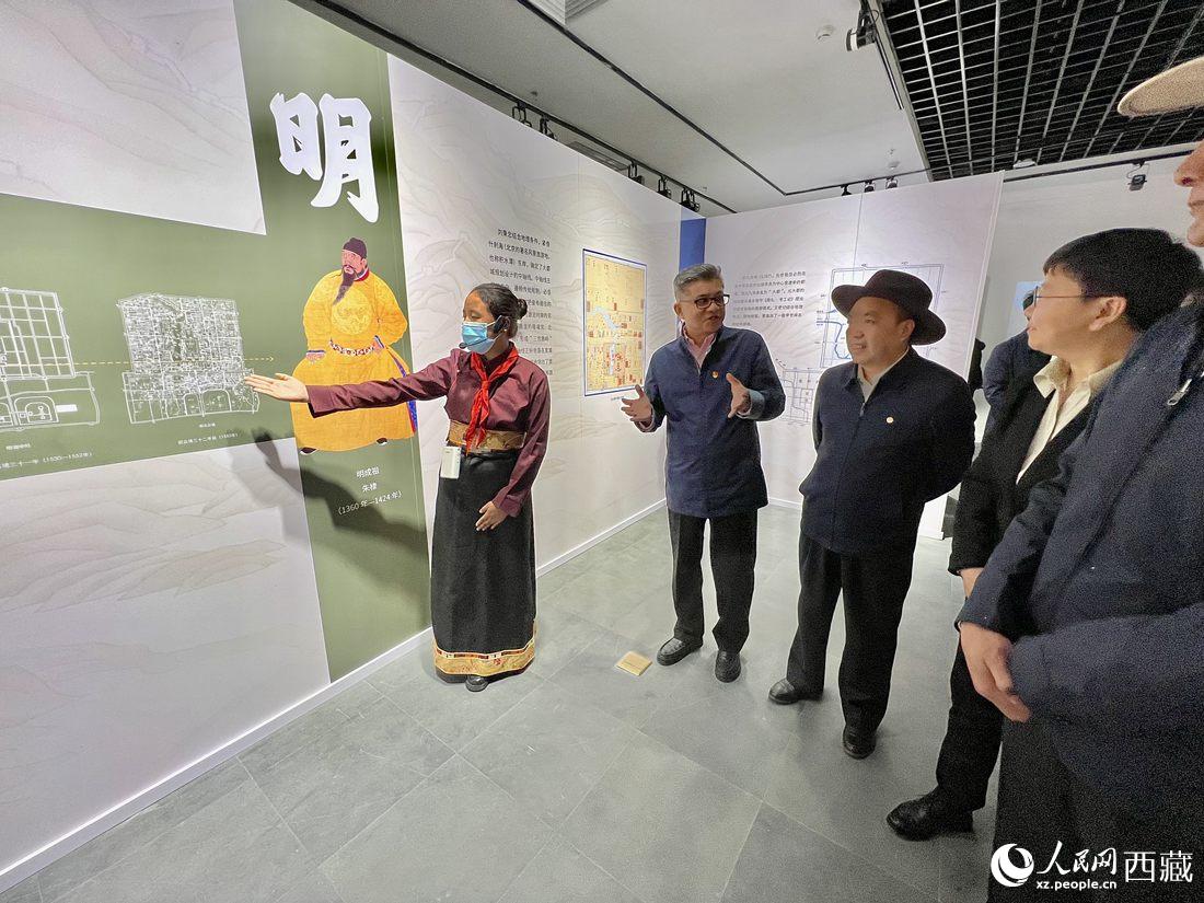 拉薩市北京實(shí)驗(yàn)中學(xué)的學(xué)生講解員進(jìn)行講解。人民網(wǎng) 次仁羅布攝