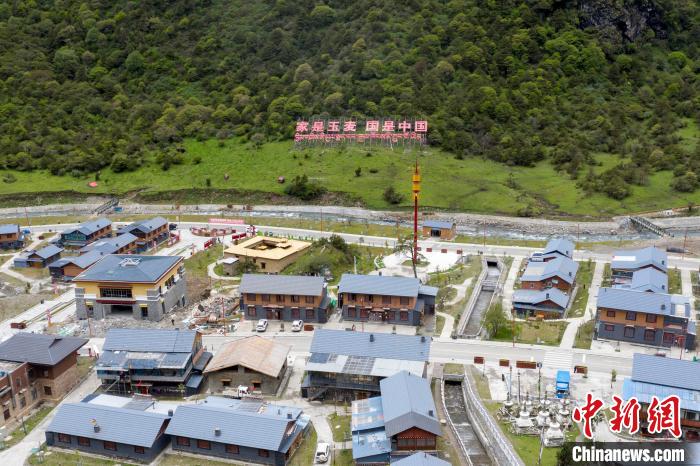 “家是玉麥 國是中國”的大字豎立在玉麥鄉(xiāng)旁的山腳上?！钊A峰 攝